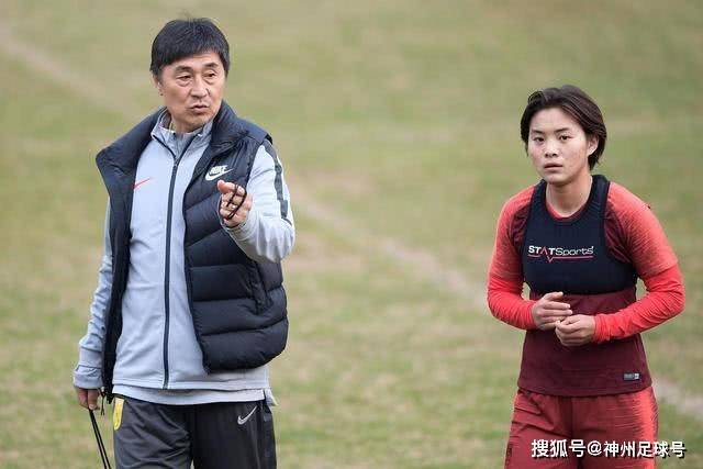 天津球迷父子在武汉遭遇围攻，中超球迷的暴力现象亟待整治